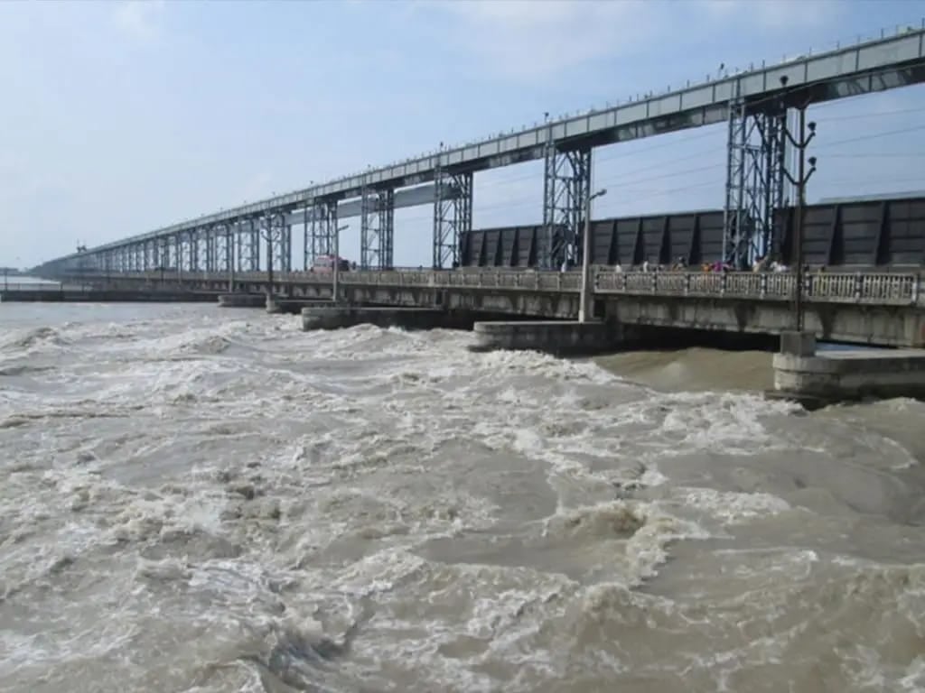 पलिया के अतरिया में शारदा पुल के बीच में कटी रेललाइन। संवाद पलिया के अतरिया में शारदा पुल के बीच में कटी रेललाइन। संवाद