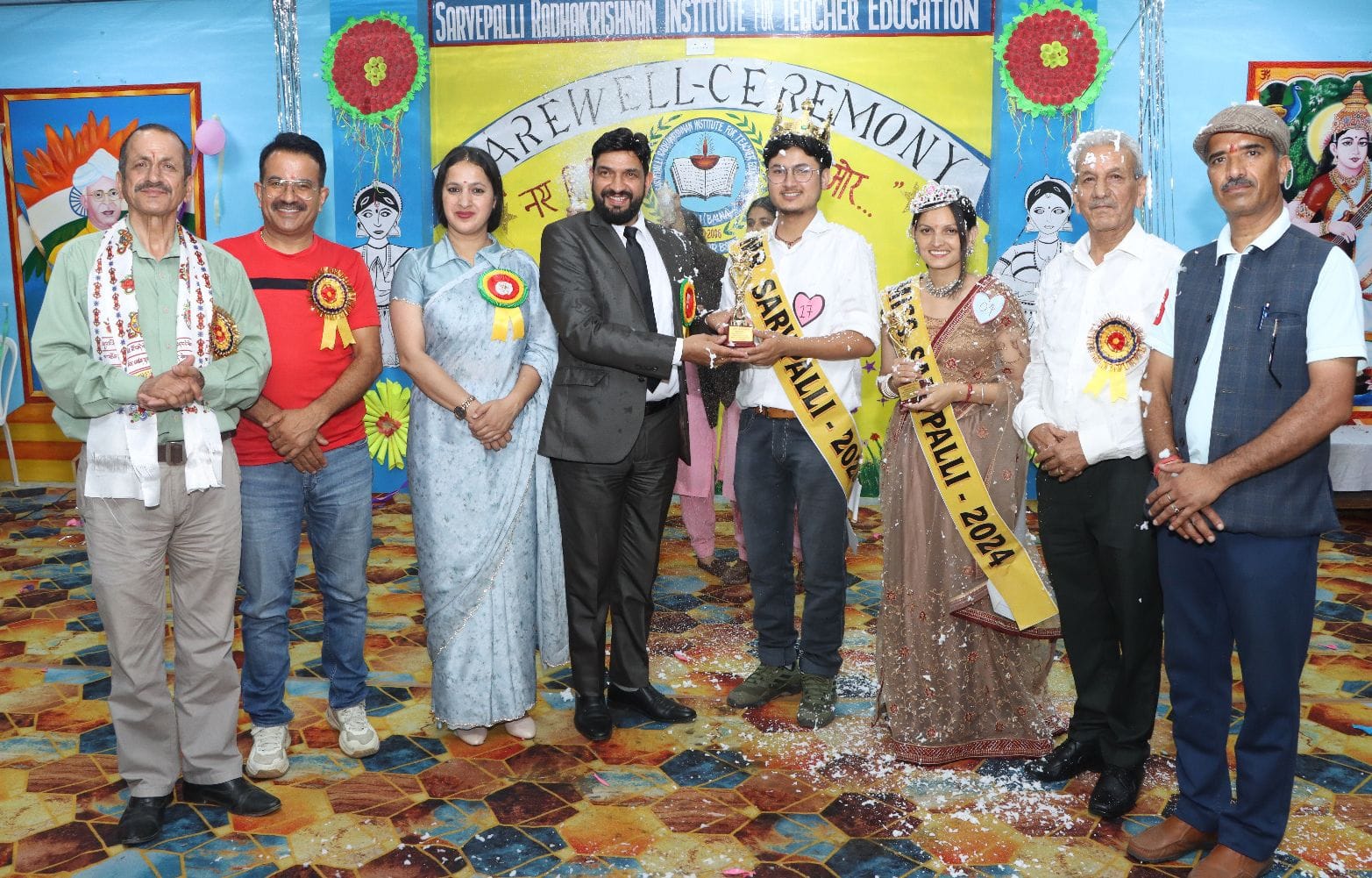 सर्वपल्ली बीएड कॉलेज नोगली में वार्षिक समारोह के दौरान मुख्यातिथि के साथ मौजूद प्रशिक्षु। संवाद सर्वपल्ली बीएड कॉलेज नोगली में वार्षिक समारोह के दौरान मुख्यातिथि के साथ मौजूद प्रशिक्षु। संवाद