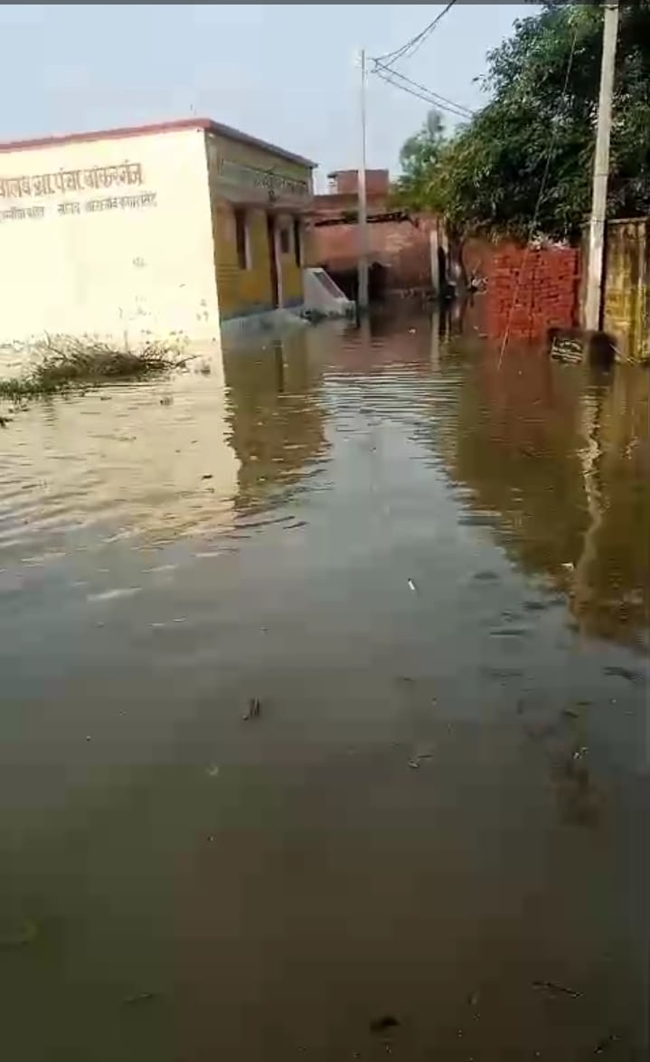 सूदनपुर तटबंध पर जियो ट्यूब के ऊपर पापलाइन से डाली जा रही मिट्टी सूदनपुर तटबंध पर जियो ट्यूब के ऊपर पापलाइन से डाली जा रही मिट्टी