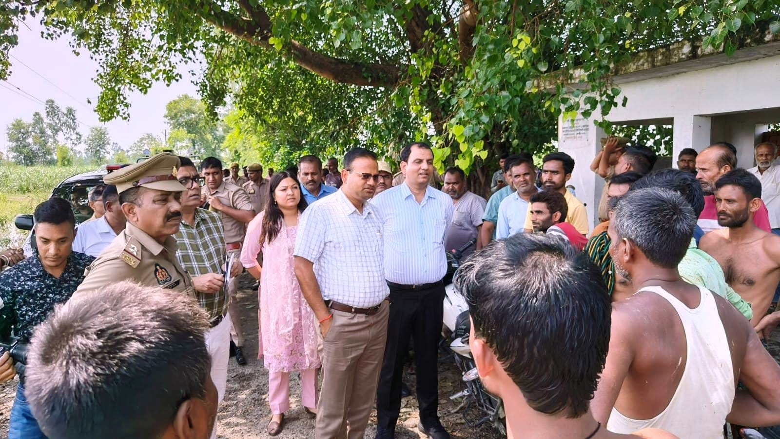 सूदनपुर तटबंध पर जियो ट्यूब के ऊपर पापलाइन से डाली जा रही मिट्टी सूदनपुर तटबंध पर जियो ट्यूब के ऊपर पापलाइन से डाली जा रही मिट्टी