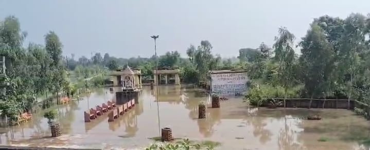 सूदनपुर तटबंध पर जियो ट्यूब के ऊपर पापलाइन से डाली जा रही मिट्टी सूदनपुर तटबंध पर जियो ट्यूब के ऊपर पापलाइन से डाली जा रही मिट्टी
