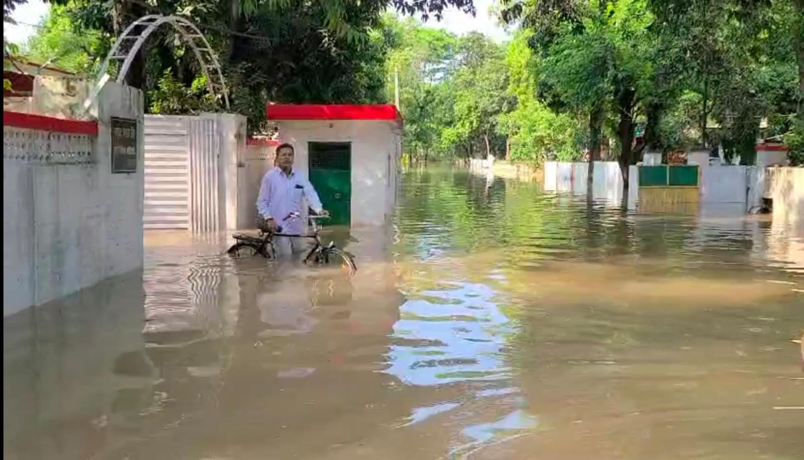 शहर के रोडवेज बस स्टैंड परिसर में भरा पानी।संवाद