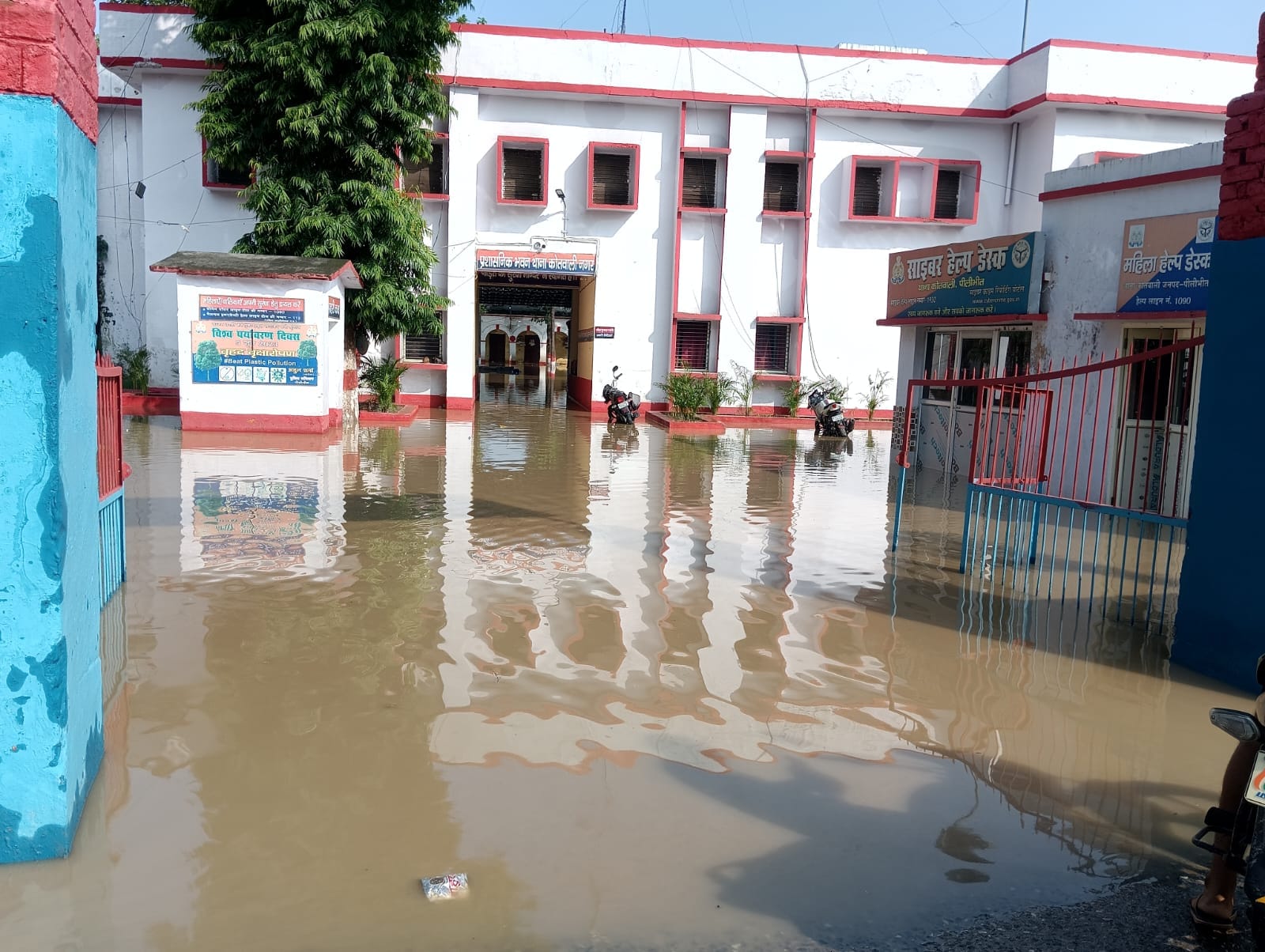 शहर के रोडवेज बस स्टैंड परिसर में भरा पानी।संवाद