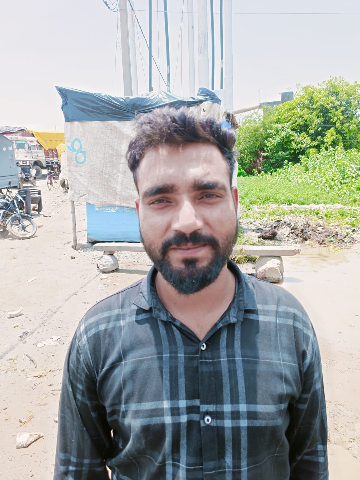 शहर के रोडवेज बस स्टैंड परिसर में भरा पानी।संवाद