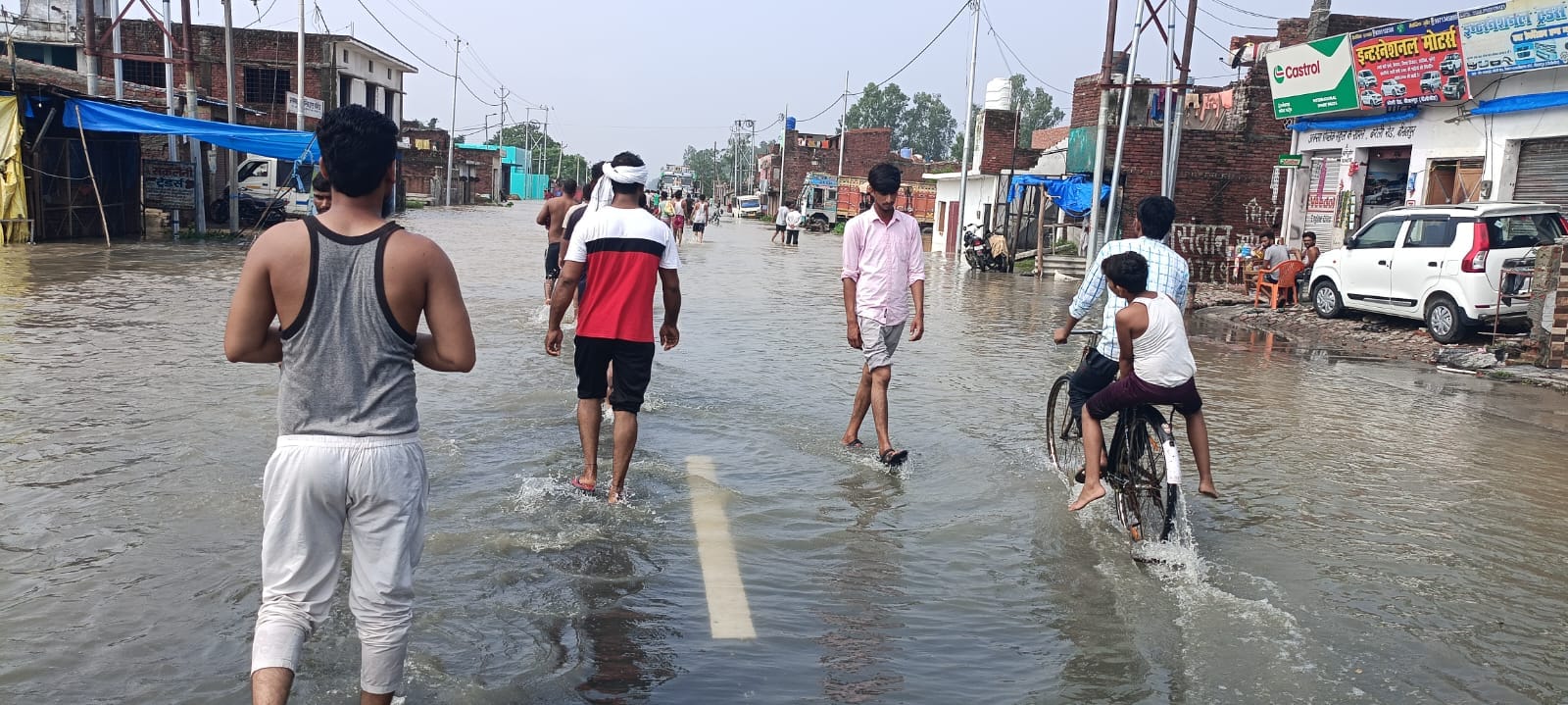 बीसलपुर के मोहल्ला पटेल नगर में दुकान में भरा पानी।संवाद बीसलपुर के मोहल्ला पटेल नगर में दुकान में भरा पानी।संवाद