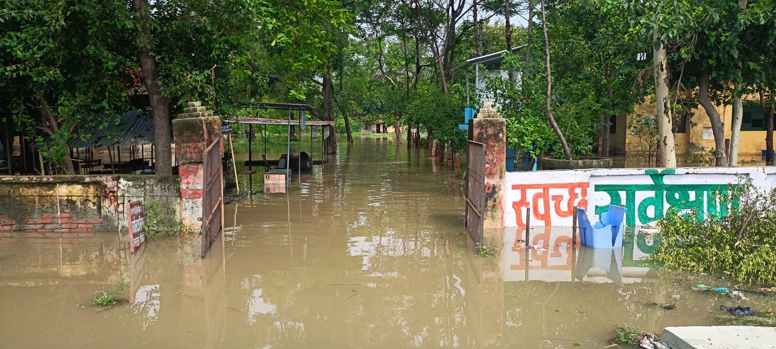 बीसलपुर के मोहल्ला पटेल नगर में दुकान में भरा पानी।संवाद बीसलपुर के मोहल्ला पटेल नगर में दुकान में भरा पानी।संवाद