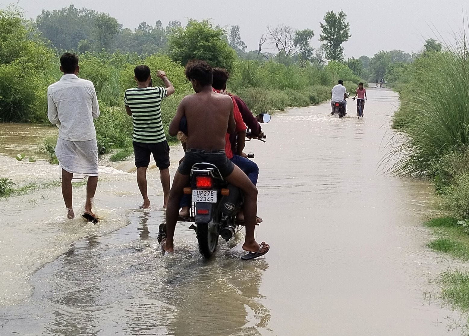 गांव कसारी से पहले कटा रास्ता। संवाद
