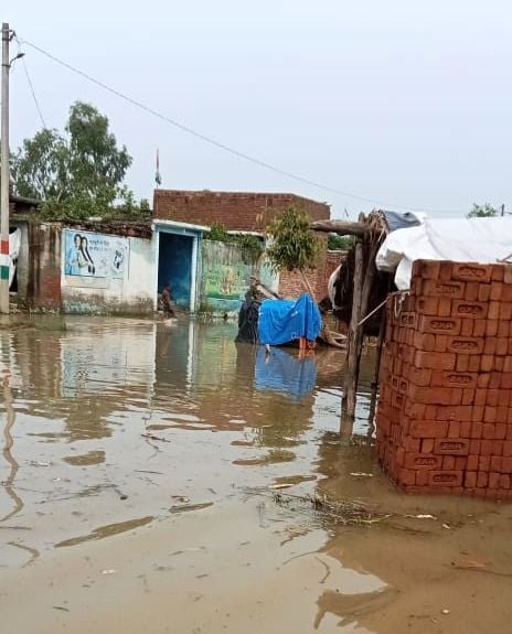 गांव कसारी से पहले कटा रास्ता। संवाद