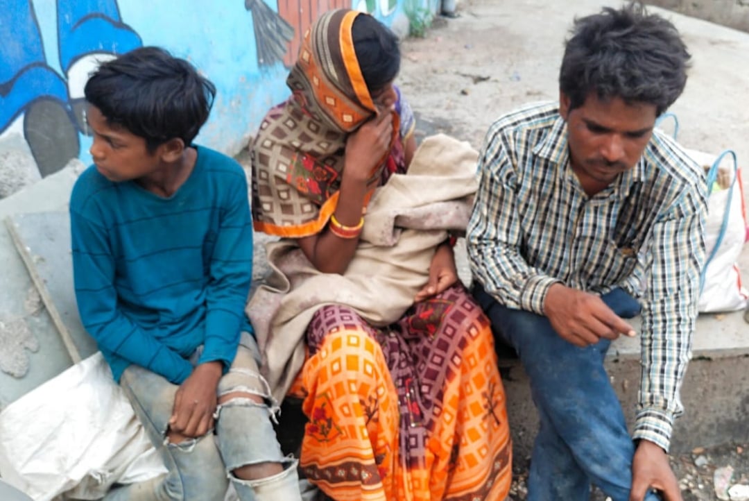 मानवता फिर हुई शर्मशार...एम्बुलेंस नही मिली तो मृत बच्चे को हाथों में लेकर पैदल ही निकल पड़े मात