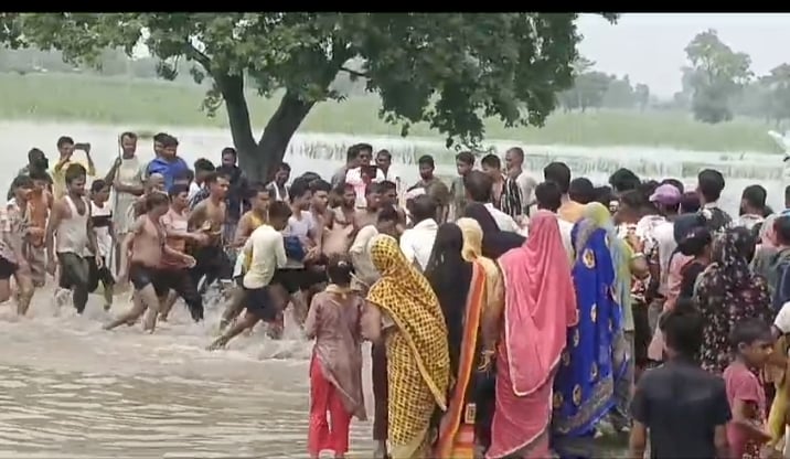 पलिया की पटिहन जाने वाले मार्ग पर भरा बाढ़ का पानी। संवाद