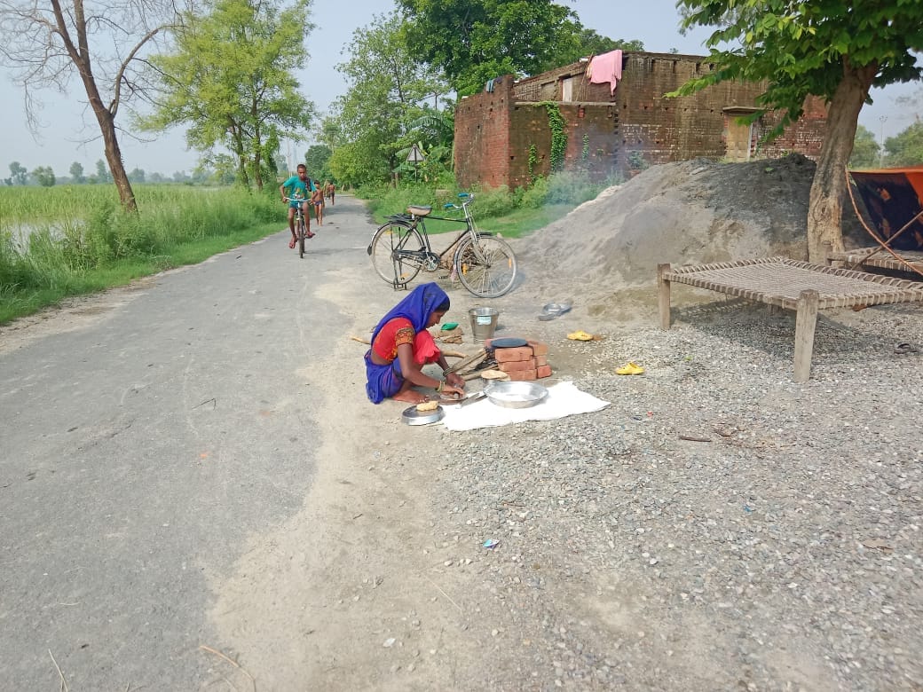 पलिया की पटिहन जाने वाले मार्ग पर भरा बाढ़ का पानी। संवाद