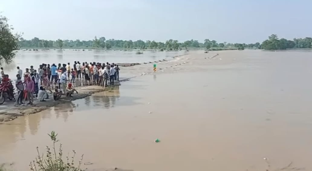 पलिया की पटिहन जाने वाले मार्ग पर भरा बाढ़ का पानी। संवाद
