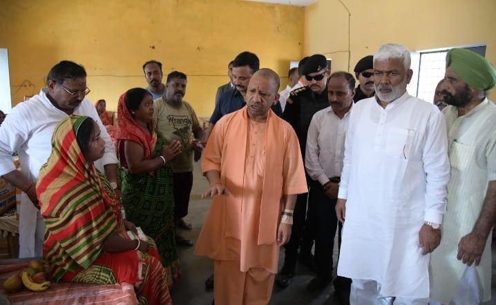 पूरनपुर क्षेत्र के गांव चंदिया हजारा के बाढ़ शरणालय में बाढ़ पीड़ितों को सहायता किट बांटते मुख्