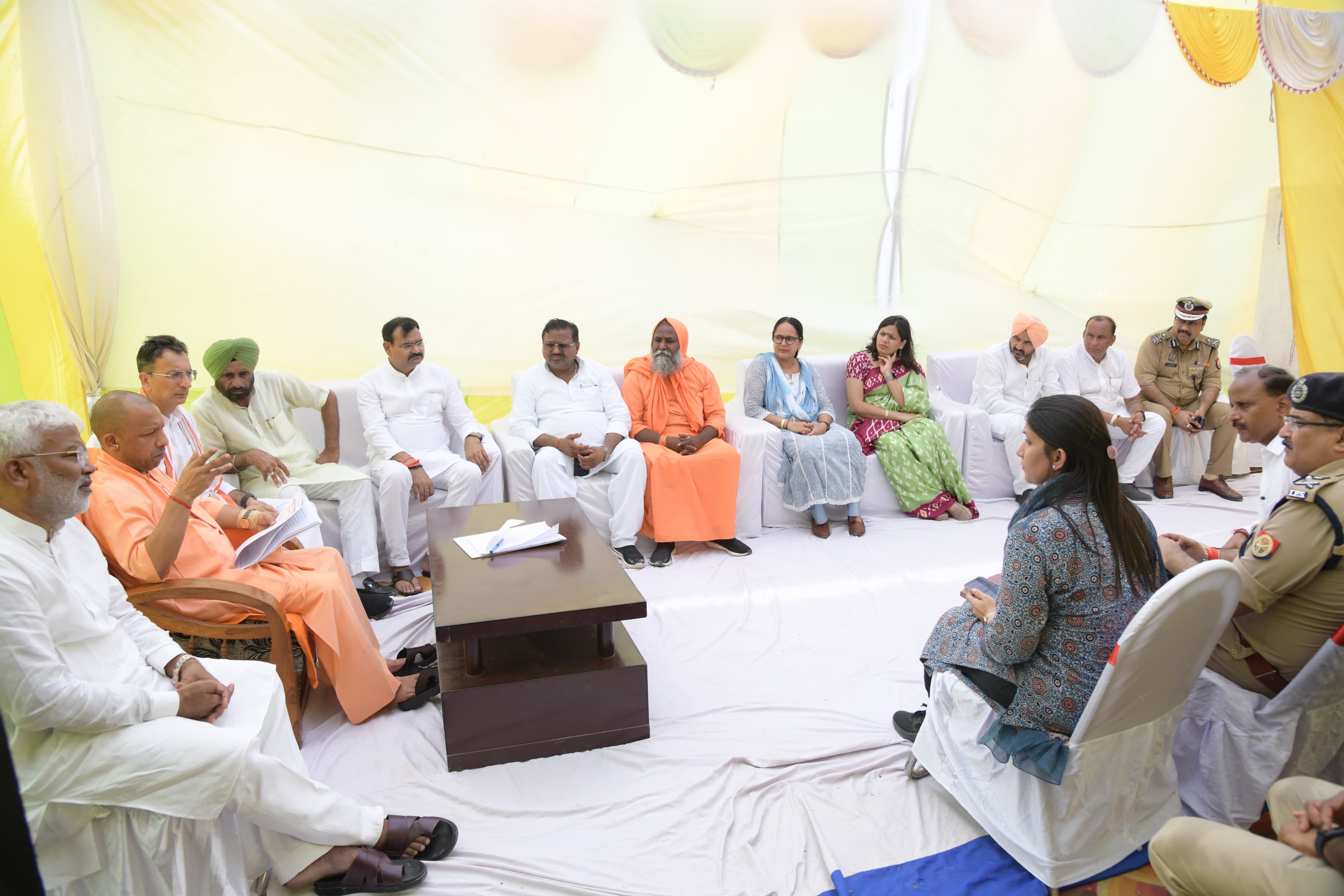 पूरनपुर क्षेत्र के गांव चंदिया हजारा के बाढ़ शरणालय में बाढ़ पीड़ितो को सहायता किट बांटते मुख्य पूरनपुर क्षेत्र के गांव चंदिया हजारा के बाढ़ शरणालय में बाढ़ पीड़ितो को सहायता किट बांटते मुख्य