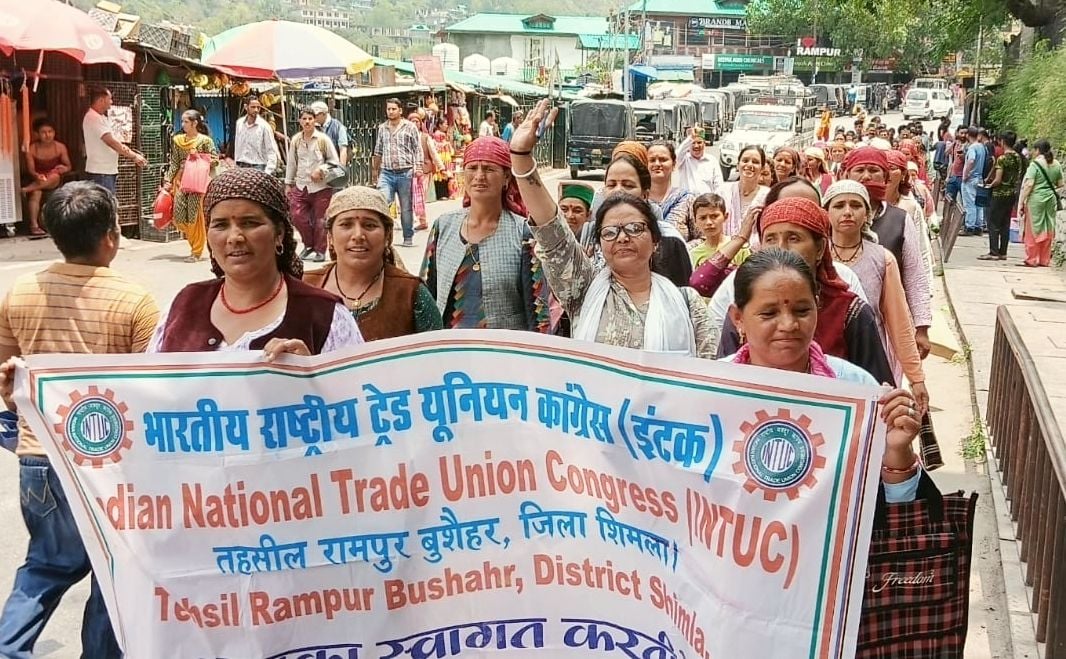 रामपुर में मनरेगा मजदूरों और पशु पालकों की समस्याओं को लेकर एसडीएम निशांत तोमर को सौंपा ज्ञापन।