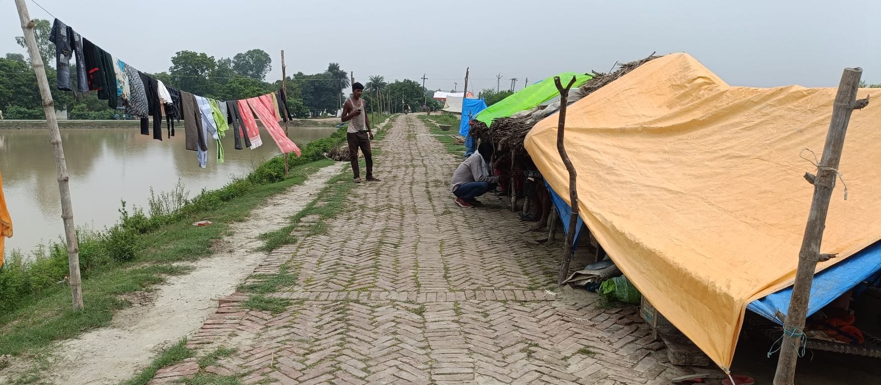 सिरौलीगौसपुर क्षेत्र के तेलवारी गांव जाने वाले मार्ग पर भरे बाढ़ के पानी से होकर गुजरते बच्चे व सिरौलीगौसपुर क्षेत्र के तेलवारी गांव जाने वाले मार्ग पर भरे बाढ़ के पानी से होकर गुजरते बच्चे व
