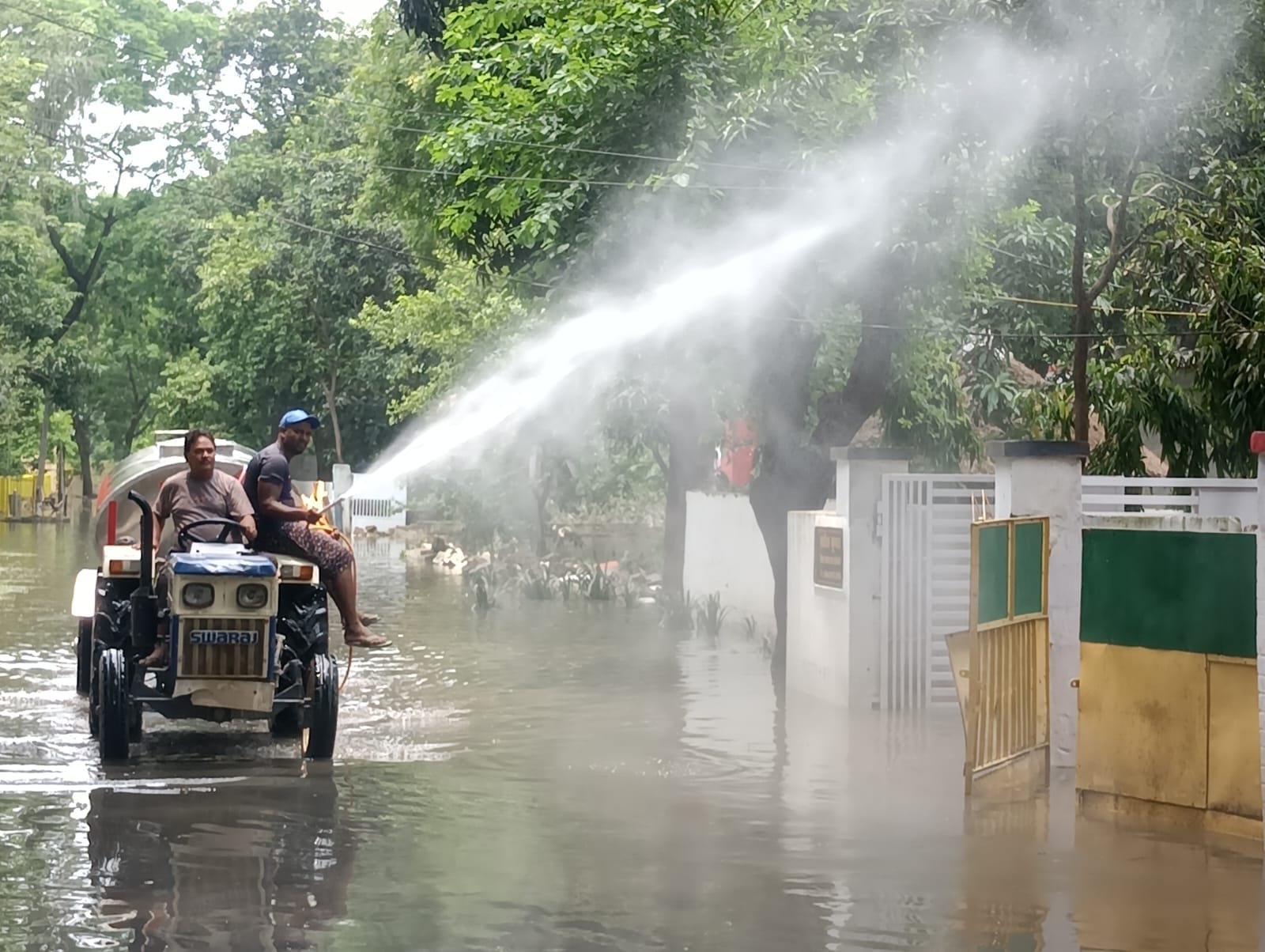 आफीर्सर कॉलोनी में डीपीआरओ आवास परिसर में भरा बाढ़ का पानी एवं आवास से निकाला जा रहा समान।संवाद आफीर्सर कॉलोनी में डीपीआरओ आवास परिसर में भरा बाढ़ का पानी एवं आवास से निकाला जा रहा समान।संवाद