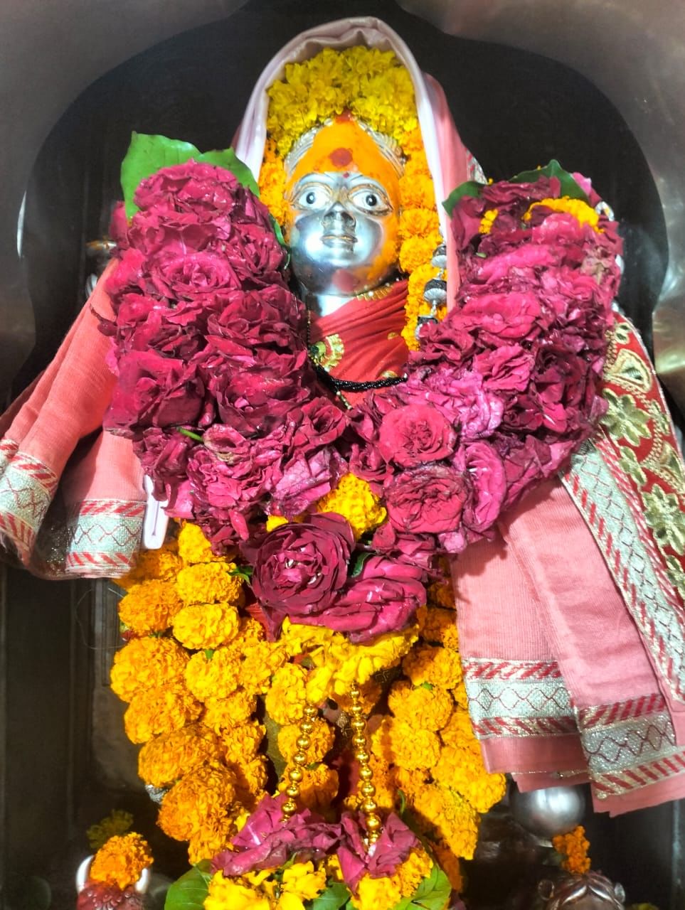 भस्म आरती के दौरान कुछ ऐसे हुआ श्रृंगार.... बाबा महाकाल के साथ माता पार्वती भगवान श्री गणेश और 
