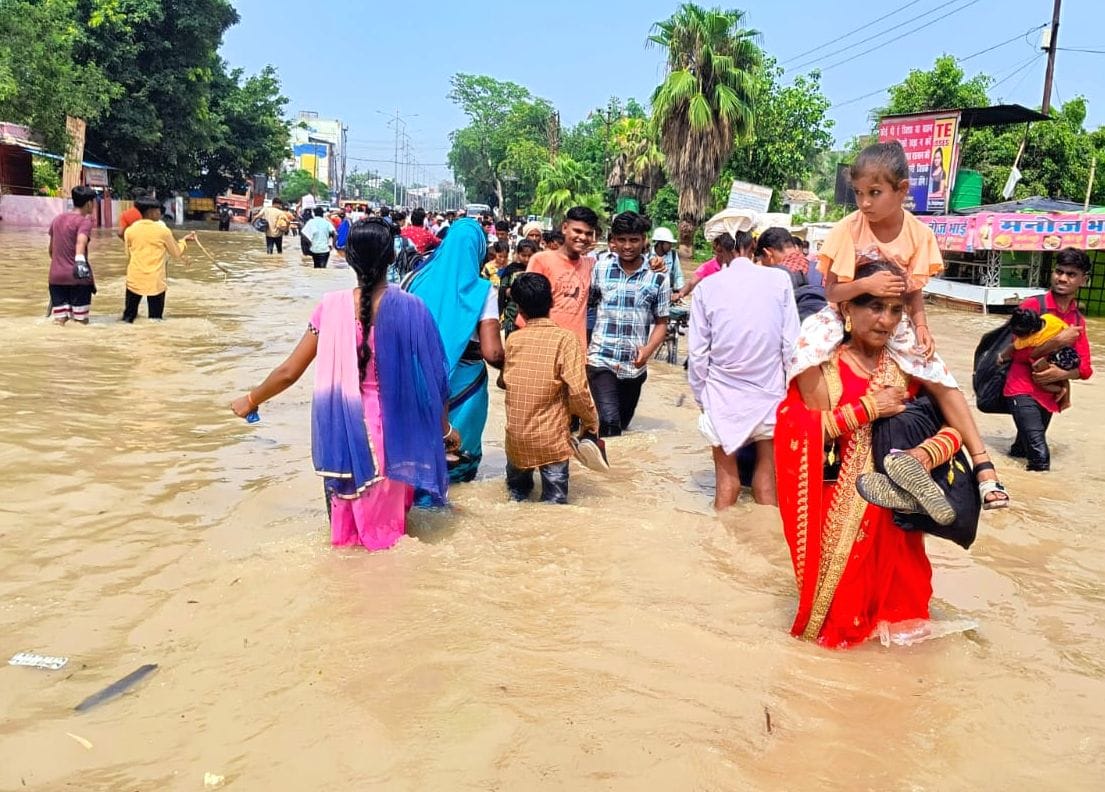 बरेली मोड़ से राजकीय मेडिकल कॉलेज तक भरे पानी के बीच से निकलते लोग। संवाद बरेली मोड़ से राजकीय मेडिकल कॉलेज तक भरे पानी के बीच से निकलते लोग। संवाद