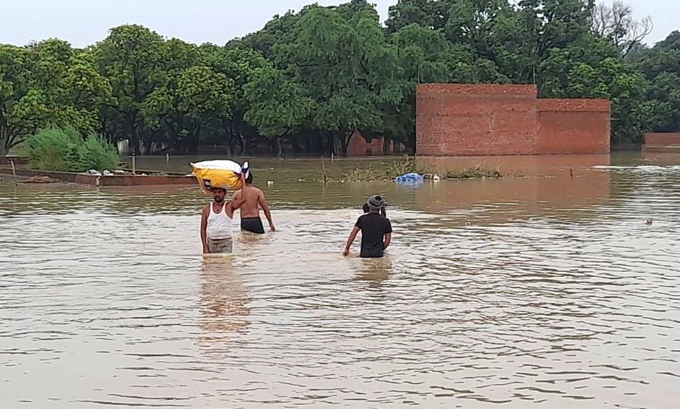 बरेली मोड़ से राजकीय मेडिकल कॉलेज तक भरे पानी के बीच से निकलते लोग। संवाद बरेली मोड़ से राजकीय मेडिकल कॉलेज तक भरे पानी के बीच से निकलते लोग। संवाद