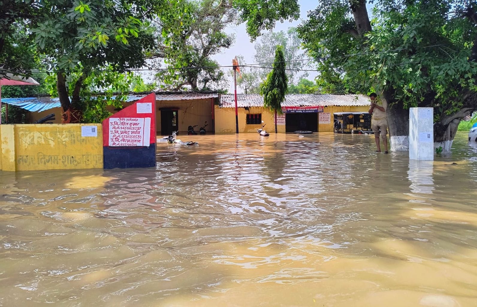 बरेली मोड़ से राजकीय मेडिकल कॉलेज तक भरे पानी के बीच से निकलते लोग। संवाद बरेली मोड़ से राजकीय मेडिकल कॉलेज तक भरे पानी के बीच से निकलते लोग। संवाद