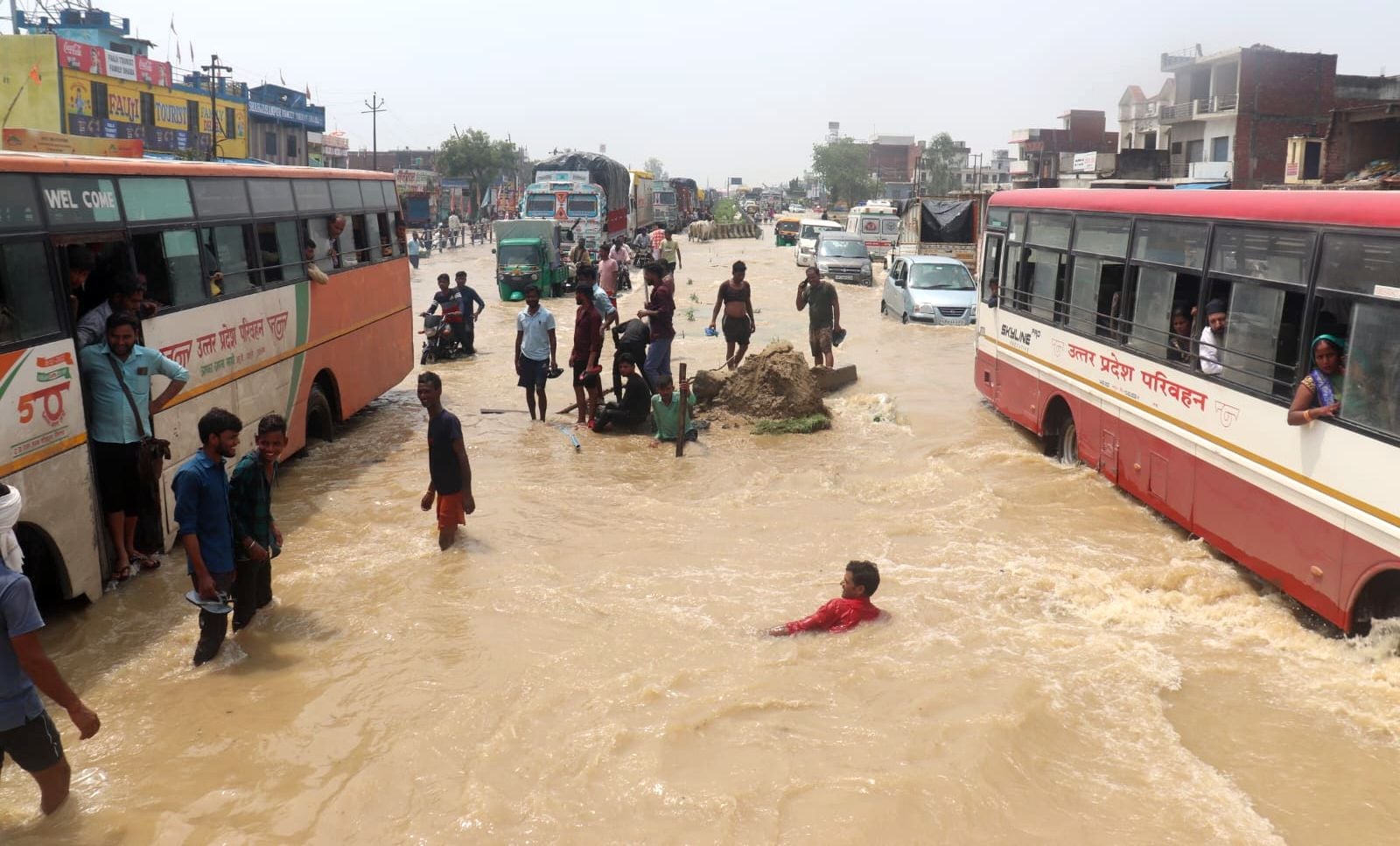 बरेली शाहजहांपुर हाइवे पर बच्ची को गोद में उठाकर निकालता युवक। संवाद