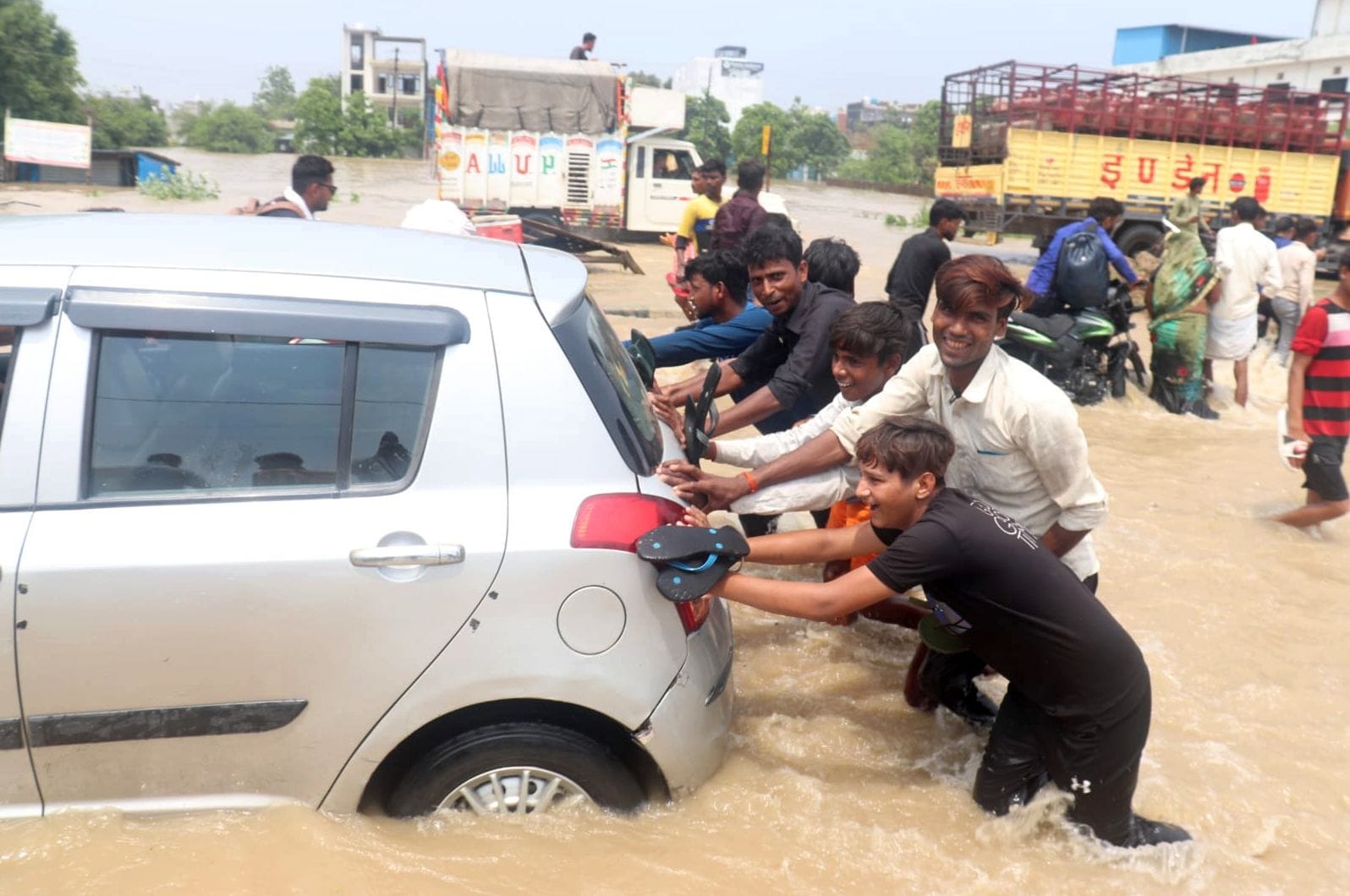 बरेली शाहजहांपुर हाइवे पर बच्ची को गोद में उठाकर निकालता युवक। संवाद