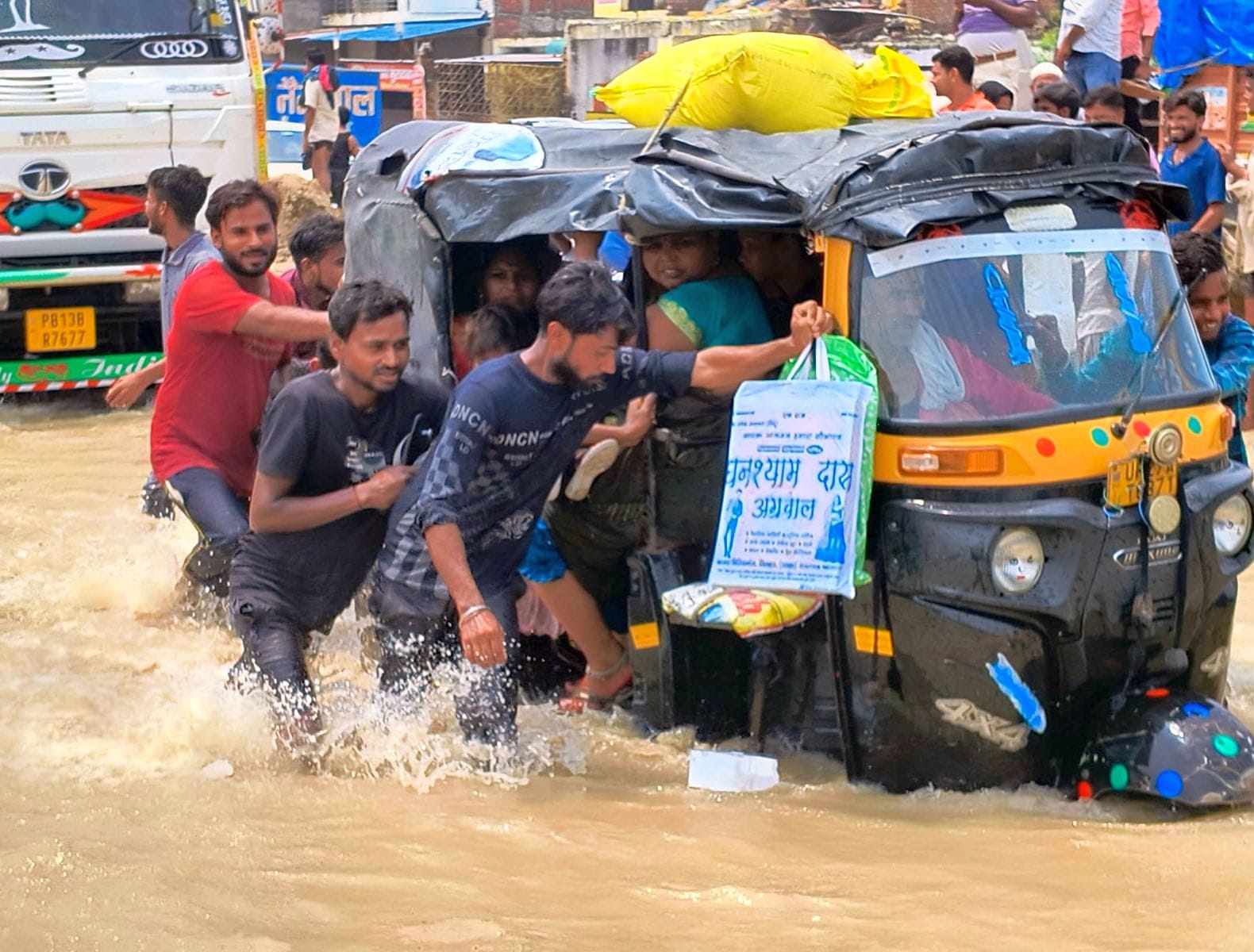 बरेली शाहजहांपुर हाइवे पर बच्ची को गोद में उठाकर निकालता युवक। संवाद