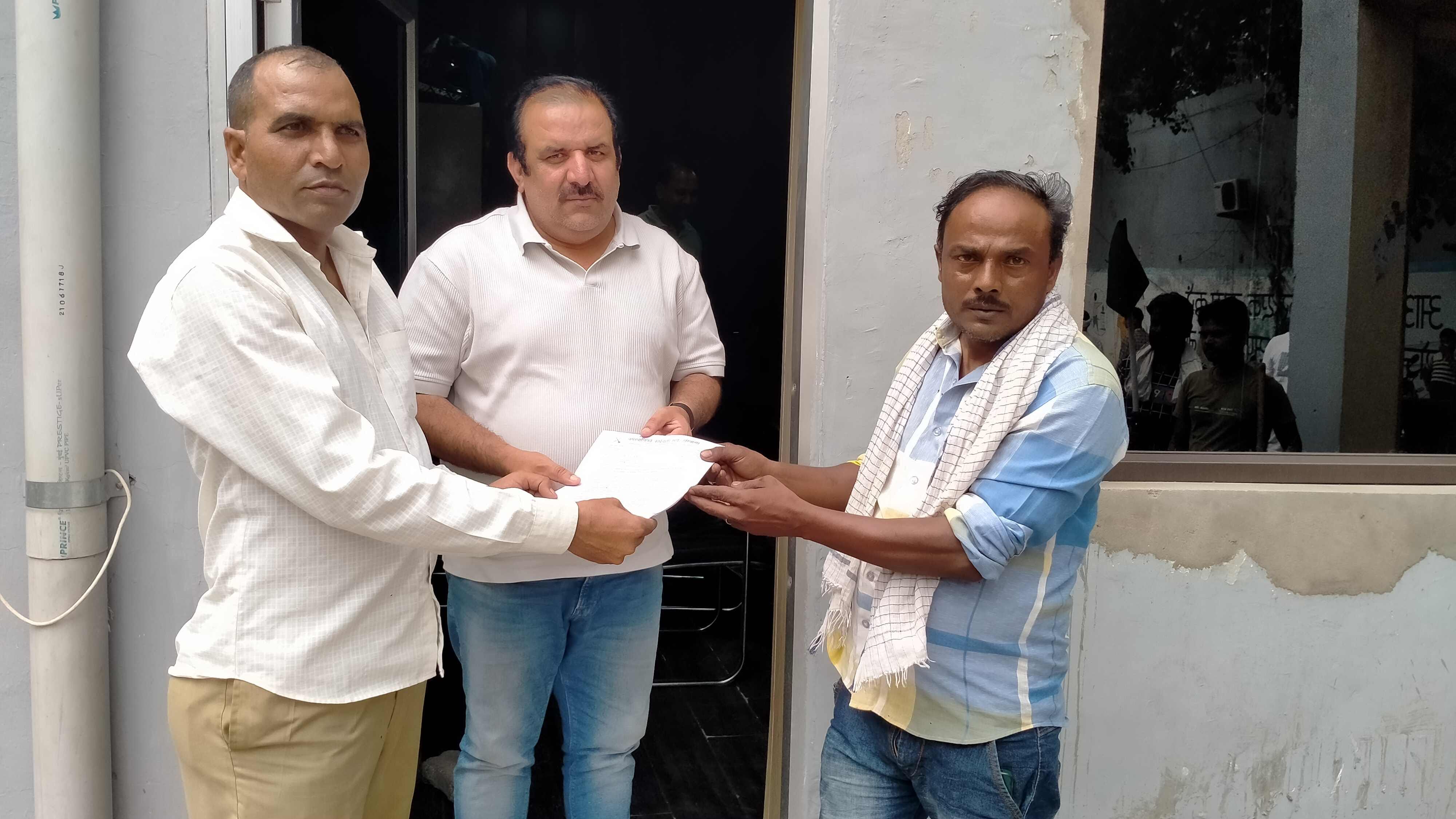 फोटो संख्या:68- नगर पालिका महेंद्रगढ़ में काले झंडे लेकर नारेबाजी करते नपा सफाई कर्मचारी--स्रोत