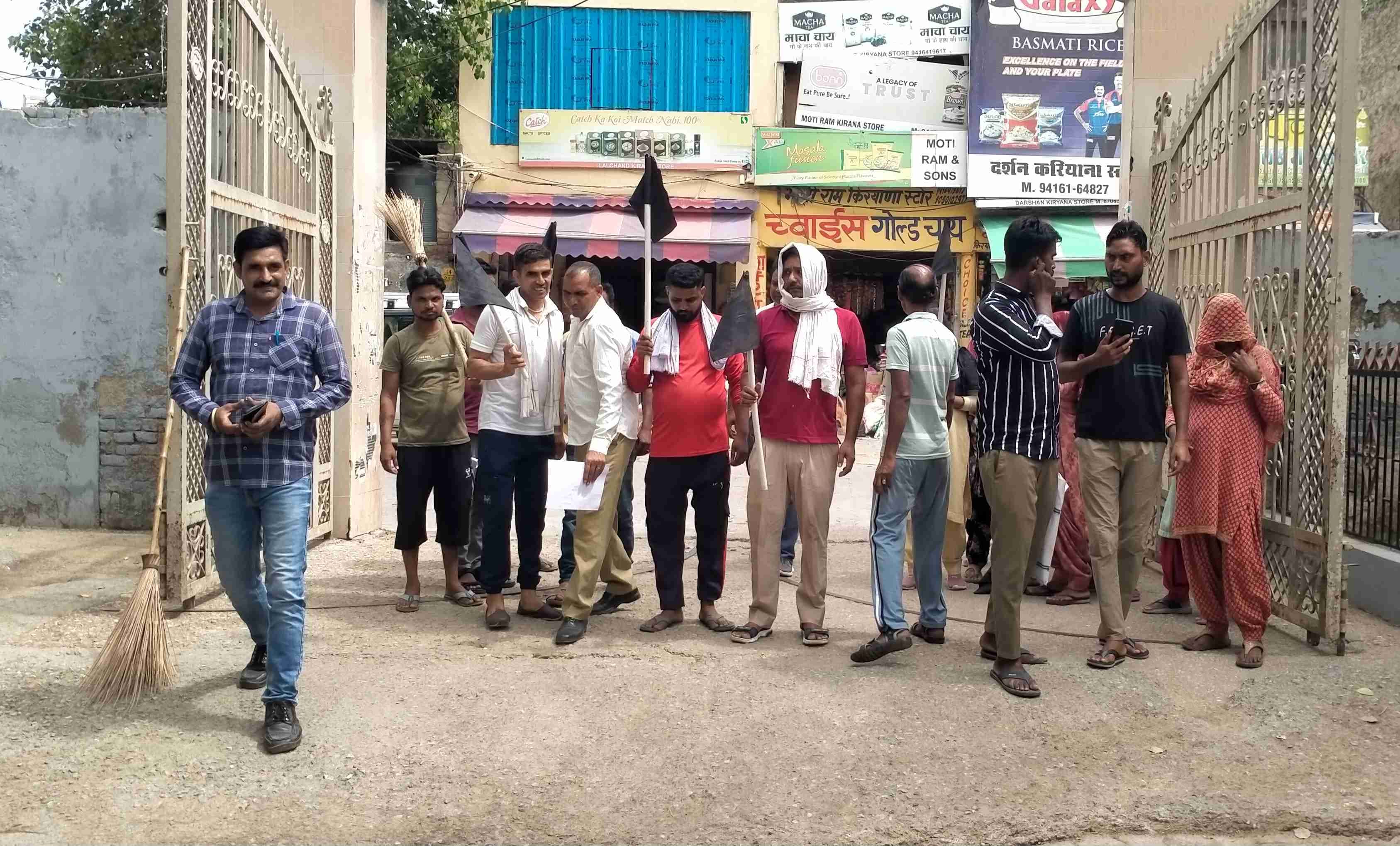 फोटो संख्या:68- नगर पालिका महेंद्रगढ़ में काले झंडे लेकर नारेबाजी करते नपा सफाई कर्मचारी--स्रोत