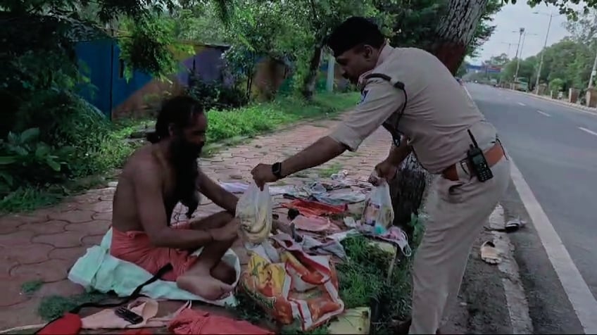 इस प्रकार दंडवत प्रणाम करते हुए उज्जैन पहुंचे संत सत्यनारायण दास महाकाल थाने के ए एस आई चंद्रभा इस प्रकार दंडवत प्रणाम करते हुए उज्जैन पहुंचे संत सत्यनारायण दास महाकाल थाने के ए एस आई चंद्रभा