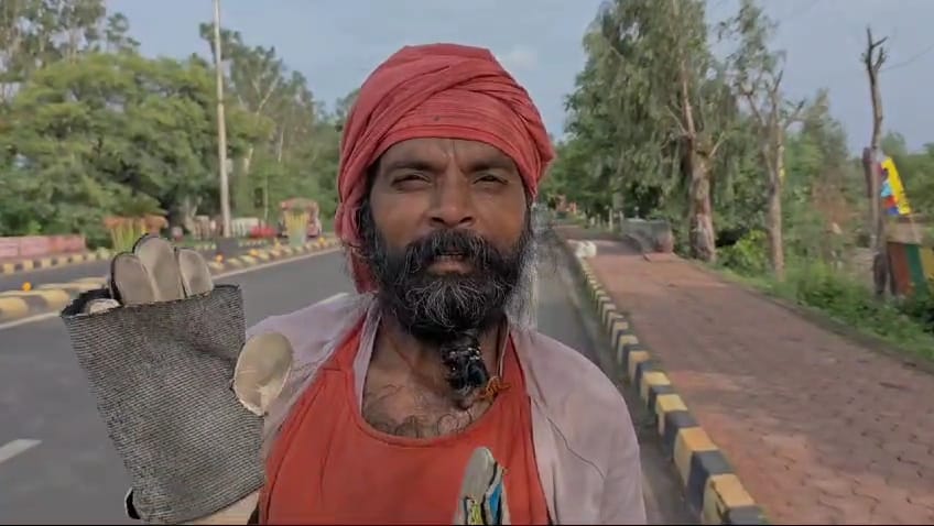इस प्रकार दंडवत प्रणाम करते हुए उज्जैन पहुंचे संत सत्यनारायण दास महाकाल थाने के ए एस आई चंद्रभा इस प्रकार दंडवत प्रणाम करते हुए उज्जैन पहुंचे संत सत्यनारायण दास महाकाल थाने के ए एस आई चंद्रभा