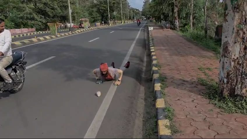 इस प्रकार दंडवत प्रणाम करते हुए उज्जैन पहुंचे संत सत्यनारायण दास महाकाल थाने के ए एस आई चंद्रभा इस प्रकार दंडवत प्रणाम करते हुए उज्जैन पहुंचे संत सत्यनारायण दास महाकाल थाने के ए एस आई चंद्रभा