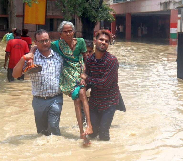 राजकीय मेडिकल कॉलेज से एंबुलेंस को धक्का देकर निकालते लोग। संवाद राजकीय मेडिकल कॉलेज से एंबुलेंस को धक्का देकर निकालते लोग। संवाद