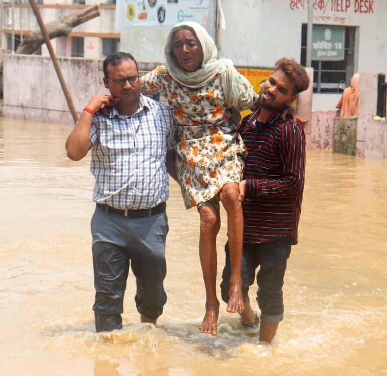 राजकीय मेडिकल कॉलेज से एंबुलेंस को धक्का देकर निकालते लोग। संवाद राजकीय मेडिकल कॉलेज से एंबुलेंस को धक्का देकर निकालते लोग। संवाद