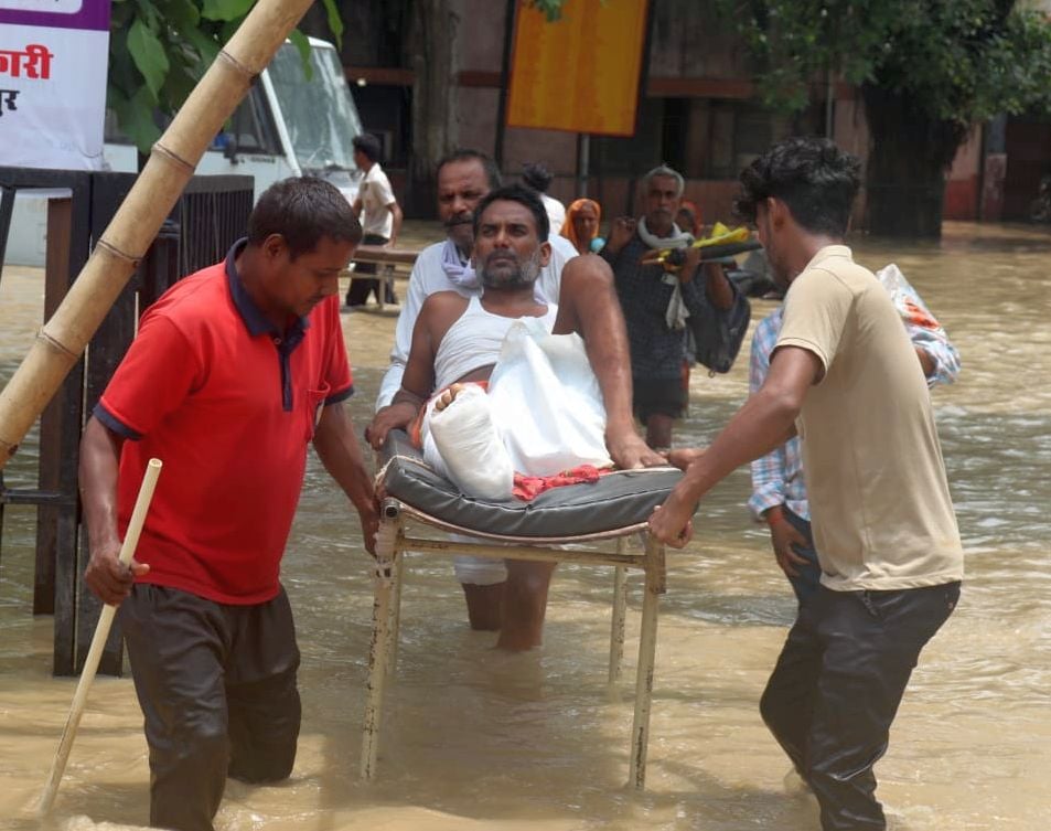 राजकीय मेडिकल कॉलेज से एंबुलेंस को धक्का देकर निकालते लोग। संवाद राजकीय मेडिकल कॉलेज से एंबुलेंस को धक्का देकर निकालते लोग। संवाद