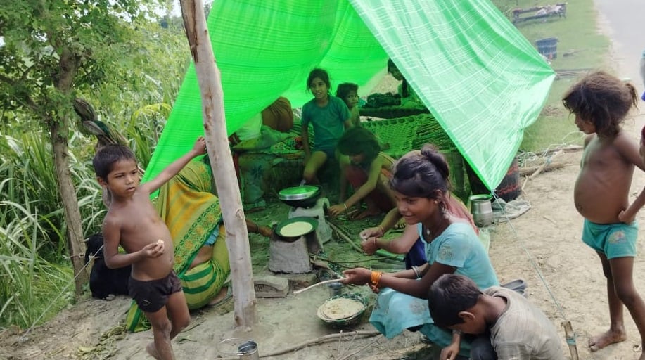 समदाहा गांव के लोगों को एनडीआरफ ने रेस्क्यू किया। संवाद समदाहा गांव के लोगों को एनडीआरफ ने रेस्क्यू किया। संवाद