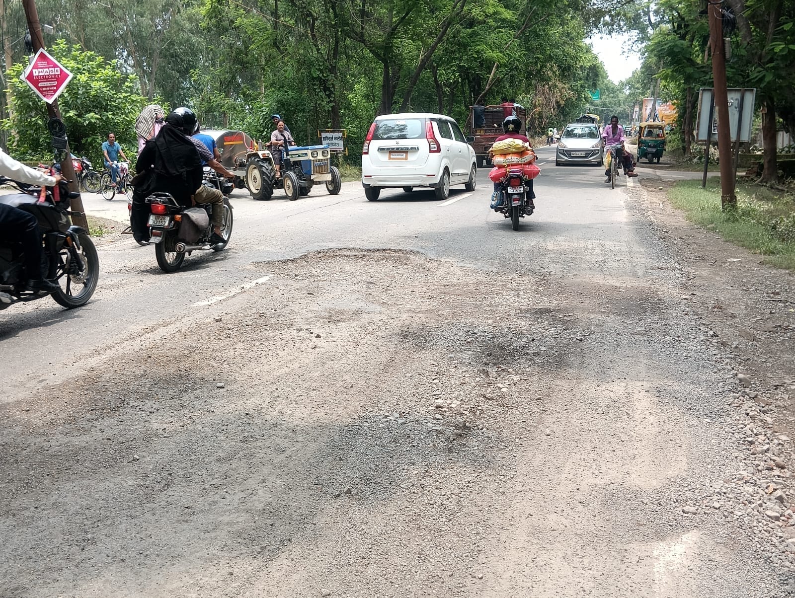 शहर की स्टेशन रोड पर सड़क पर पडे गड्डे।संवाद शहर की स्टेशन रोड पर सड़क पर पडे गड्डे।संवाद