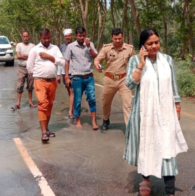 तिलहर क्षेत्र के टापू वाले गांव धीमर गौहटिया में छतों पर बैठे लोग। स्रोत: जागरुक पाठक
