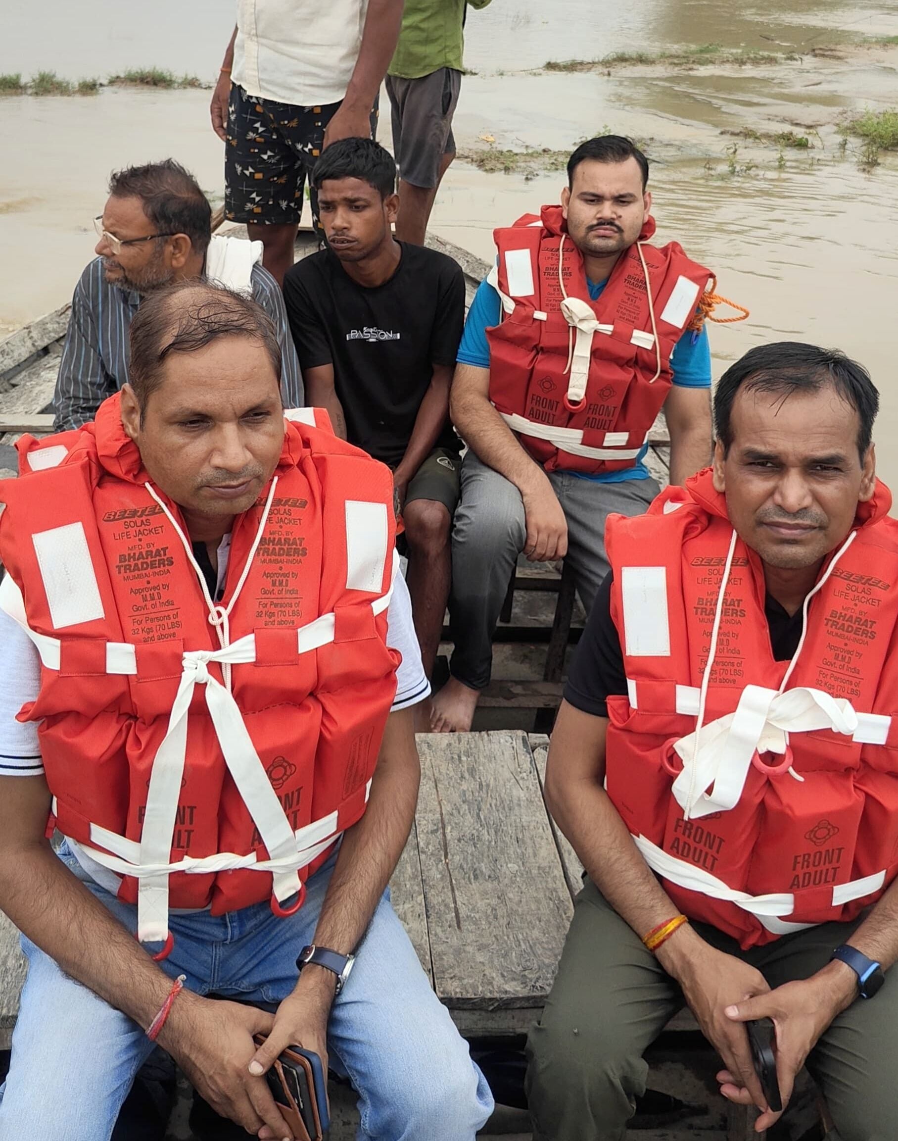 तिलहर क्षेत्र के टापू वाले गांव धीमर गौहटिया में छतों पर बैठे लोग। स्रोत: जागरुक पाठक