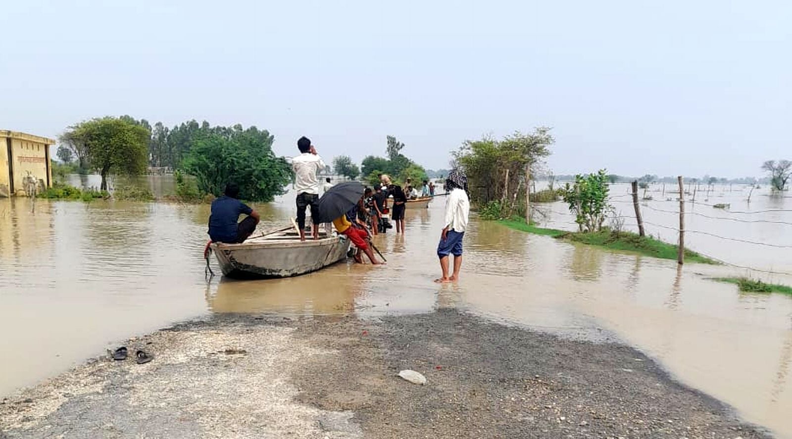दातागंज क्षेत्र में ट्रैक्टर-ट्रॉली से सामान लाते नगरिया खनू के ग्रामीण। संवाद दातागंज क्षेत्र में ट्रैक्टर-ट्रॉली से सामान लाते नगरिया खनू के ग्रामीण। संवाद