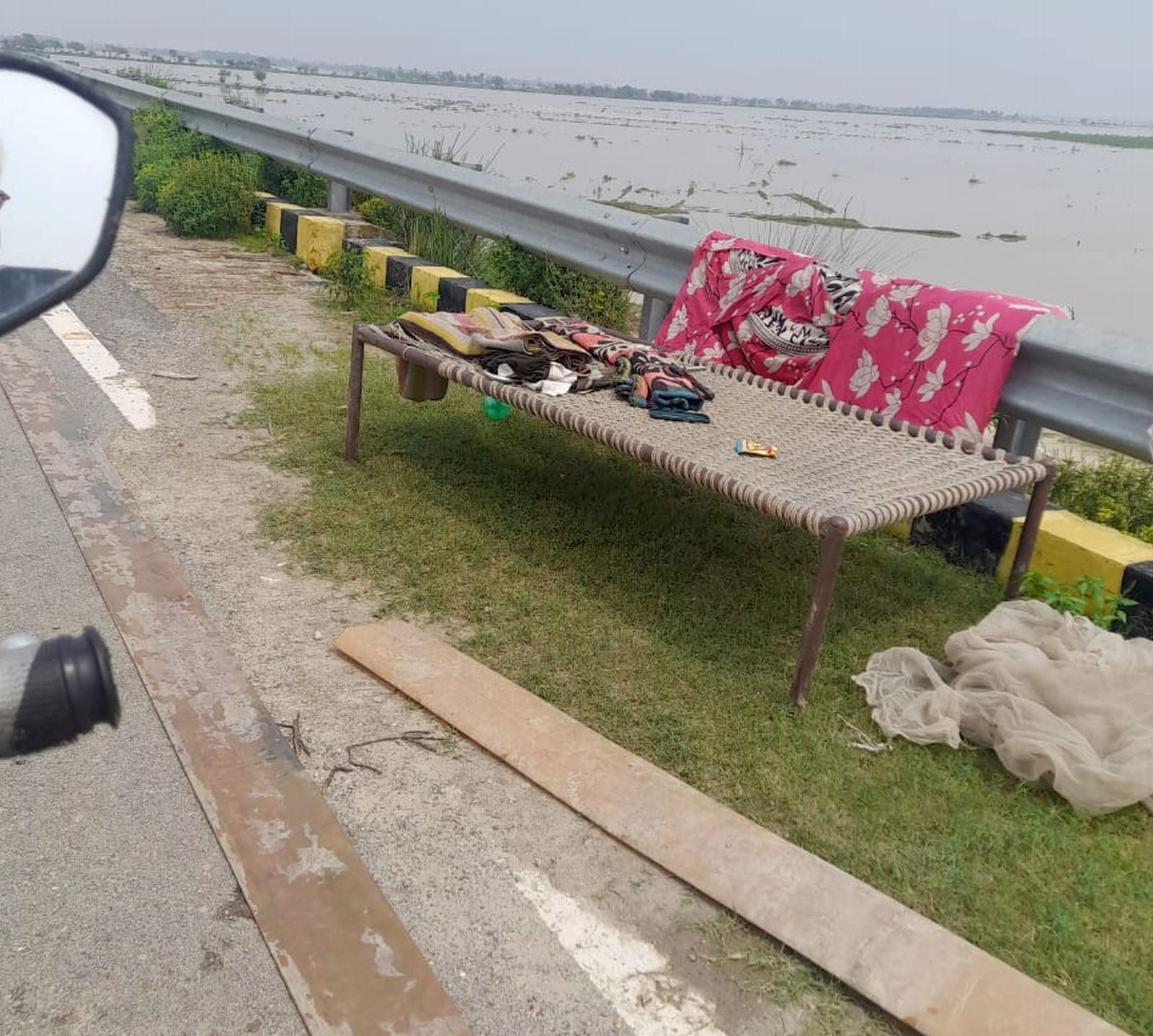 दातागंज क्षेत्र में ट्रैक्टर-ट्रॉली से सामान लाते नगरिया खनू के ग्रामीण। संवाद दातागंज क्षेत्र में ट्रैक्टर-ट्रॉली से सामान लाते नगरिया खनू के ग्रामीण। संवाद