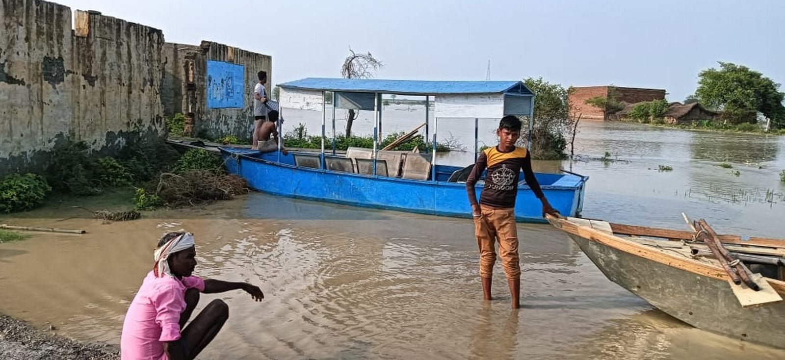 दातागंज क्षेत्र में ट्रैक्टर-ट्रॉली से सामान लाते नगरिया खनू के ग्रामीण। संवाद दातागंज क्षेत्र में ट्रैक्टर-ट्रॉली से सामान लाते नगरिया खनू के ग्रामीण। संवाद