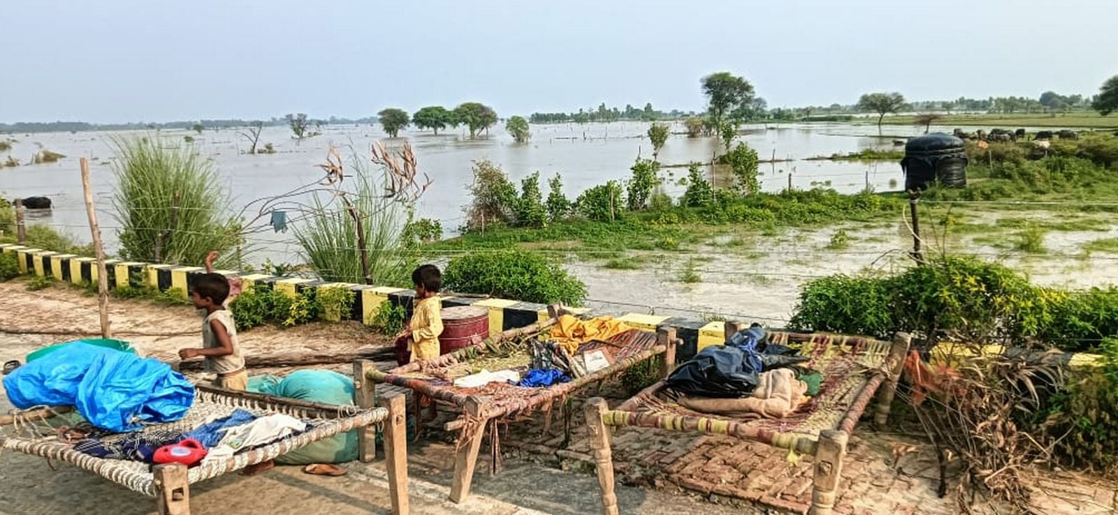 दातागंज क्षेत्र में ट्रैक्टर-ट्रॉली से सामान लाते नगरिया खनू के ग्रामीण। संवाद दातागंज क्षेत्र में ट्रैक्टर-ट्रॉली से सामान लाते नगरिया खनू के ग्रामीण। संवाद