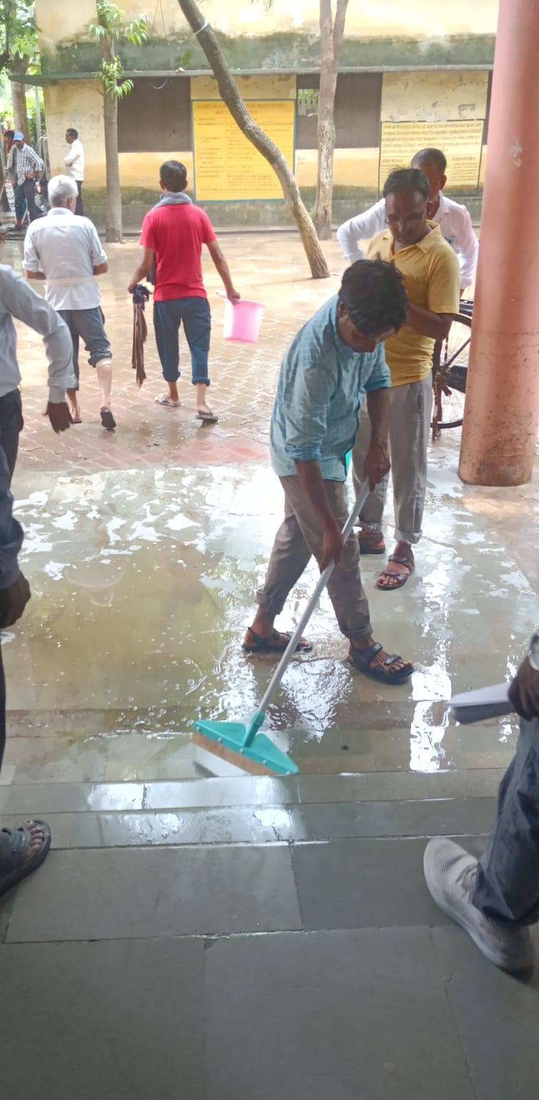 विकास भवन परिसर में की जा रही साफ सफाई।संवाद विकास भवन परिसर में की जा रही साफ सफाई।संवाद