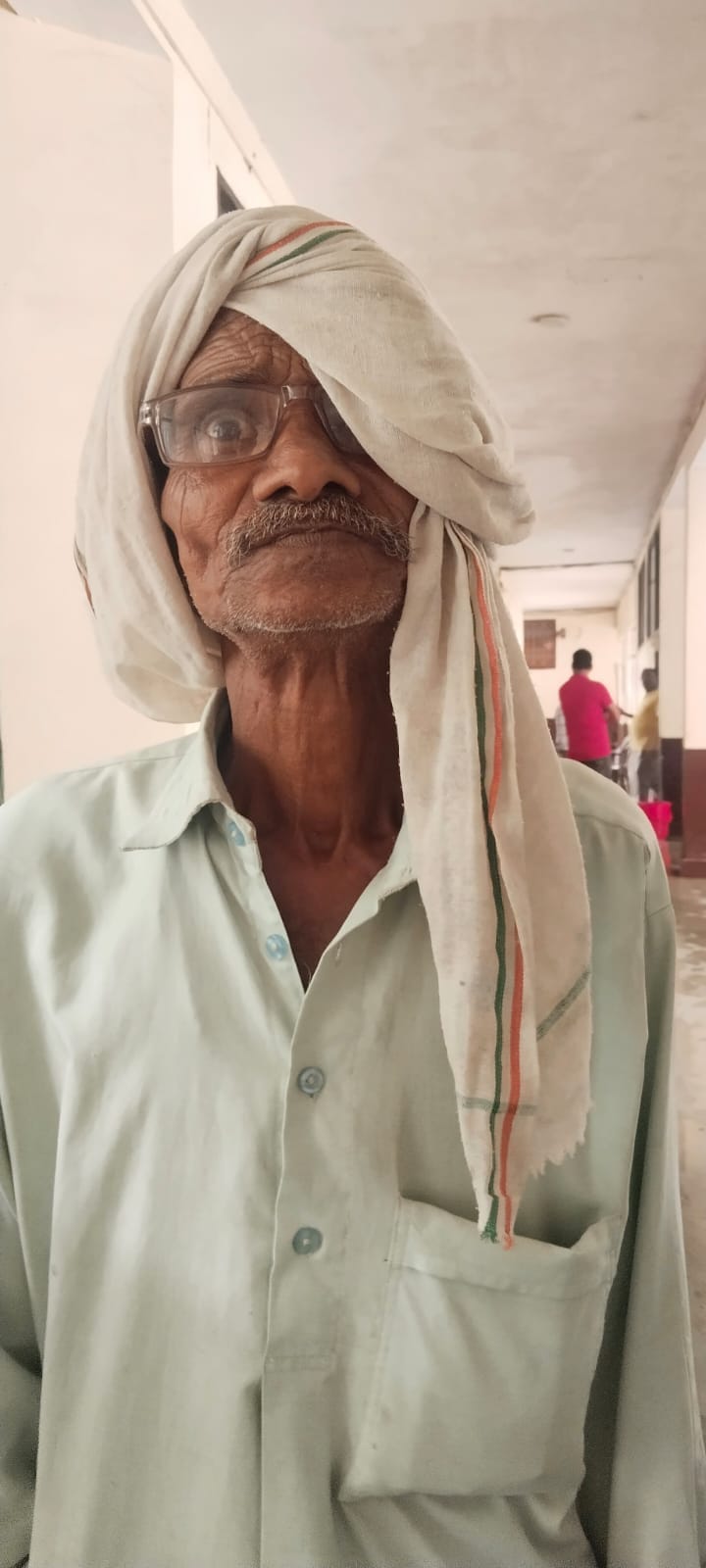 विकास भवन परिसर में की जा रही साफ सफाई।संवाद विकास भवन परिसर में की जा रही साफ सफाई।संवाद
