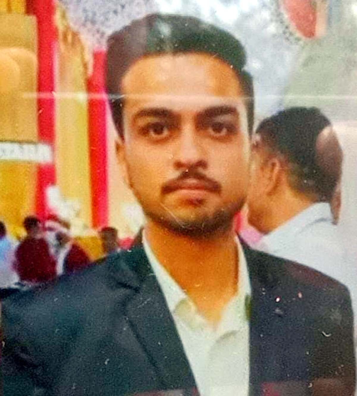 13जेएनडी28: अनमोल की फोटो।