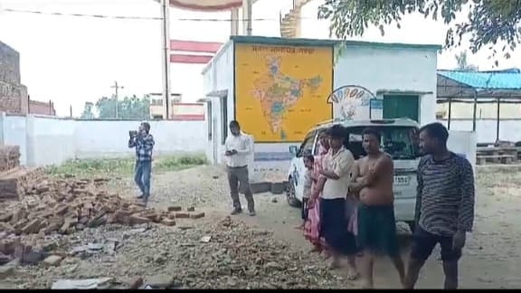 बहेड़ी। चुपकिया गांव के स्कूल के रास्ते में भरा पानी। बहेड़ी। चुपकिया गांव के स्कूल के रास्ते में भरा पानी।
