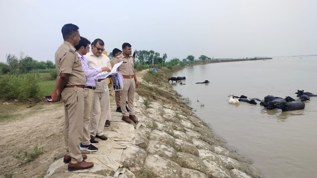 बहेड़ी। चुपकिया गांव के स्कूल के रास्ते में भरा पानी। बहेड़ी। चुपकिया गांव के स्कूल के रास्ते में भरा पानी।