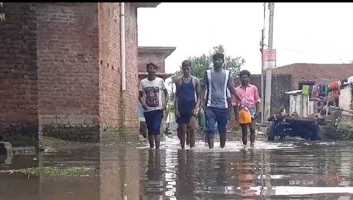 बहेड़ी। चुपकिया गांव के स्कूल के रास्ते में भरा पानी। बहेड़ी। चुपकिया गांव के स्कूल के रास्ते में भरा पानी।